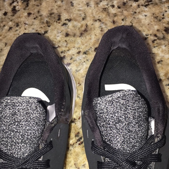 Nike Odyssey React 2 Flyknit Black White - Picture 2 of 11